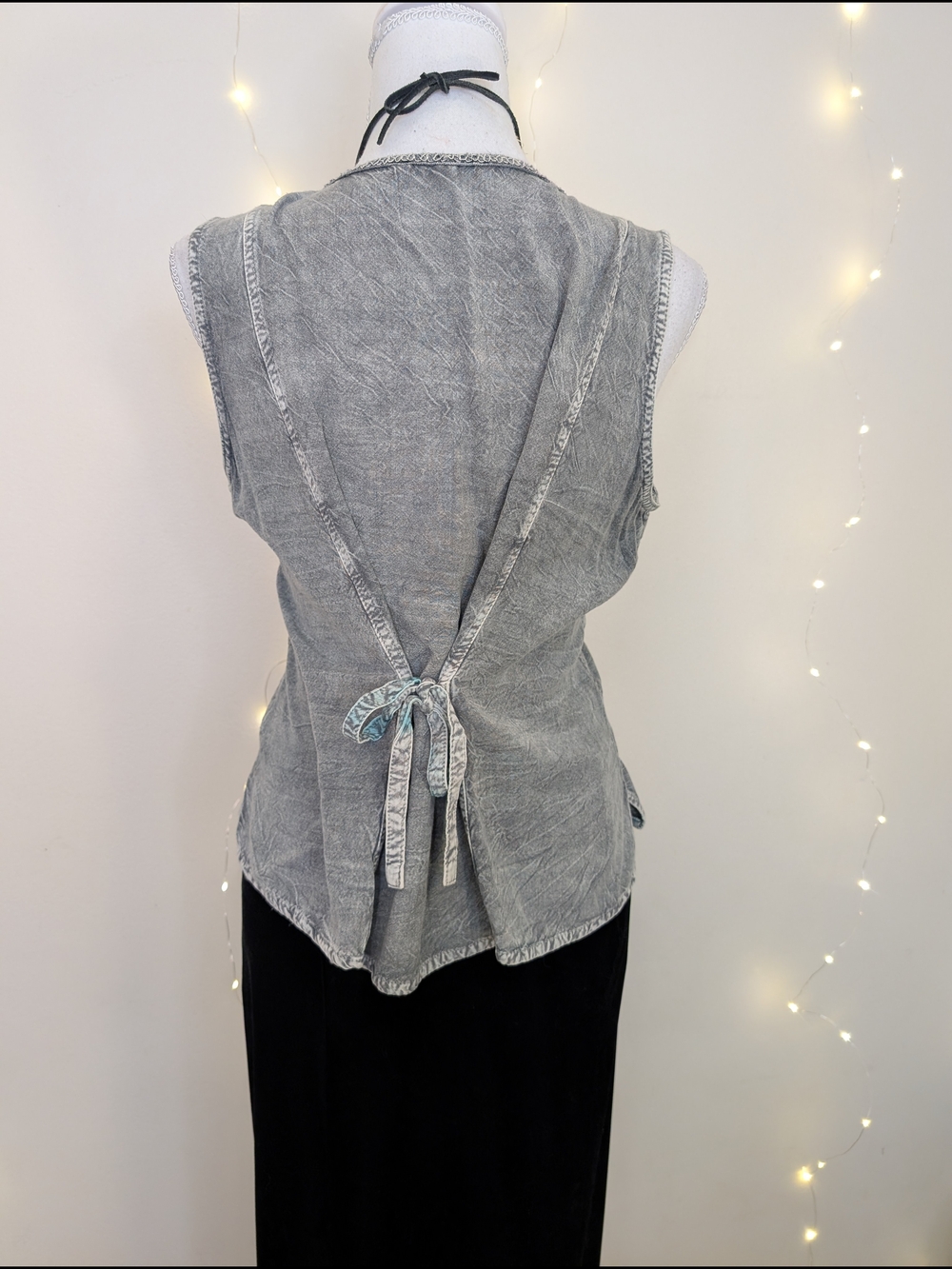 VTG Embroidered Gray Button-Front Top With Tie Waist - Picture 2 of 8